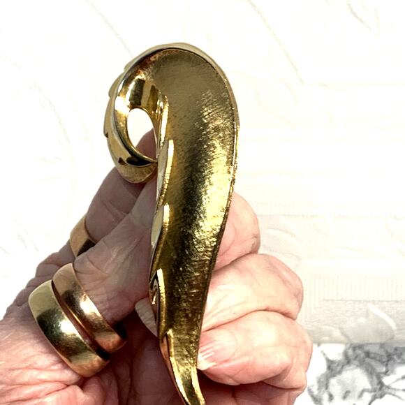 RARE Crown Trifari Question Mark Brooch Textured Geometric Gold Tone Signed - Picture 2 of 6